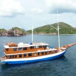 Arfisyana 2 phinisi exterior in Komodo National Park