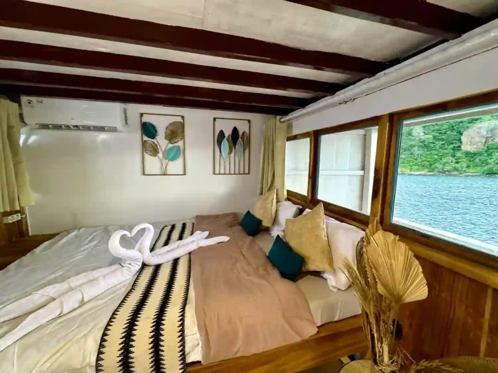 Master Cabin aboard Arham Jaya 2 phinisi