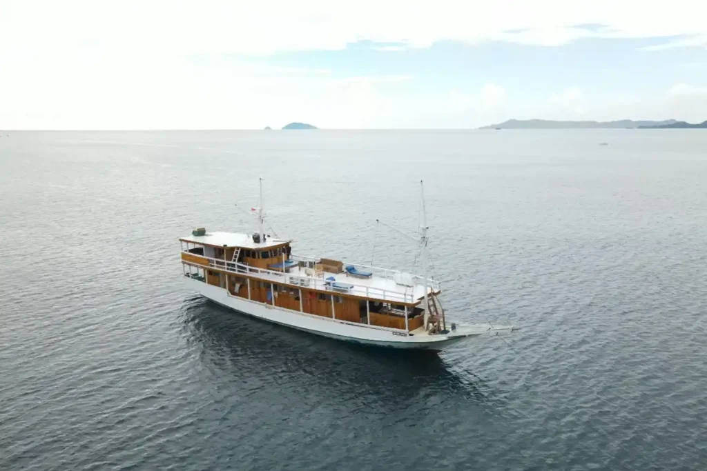 Arham Jaya 2 phinisi exterior in Komodo National Park
