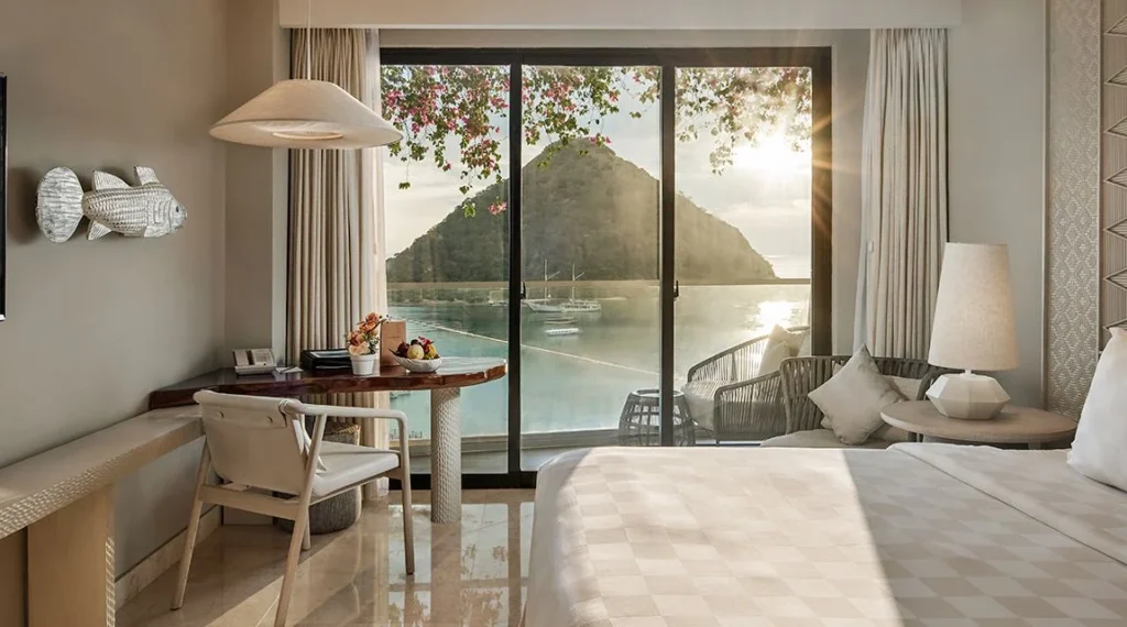 Bathtub and ocean view in a Deluxe Ocean View Room at AYANA Komodo