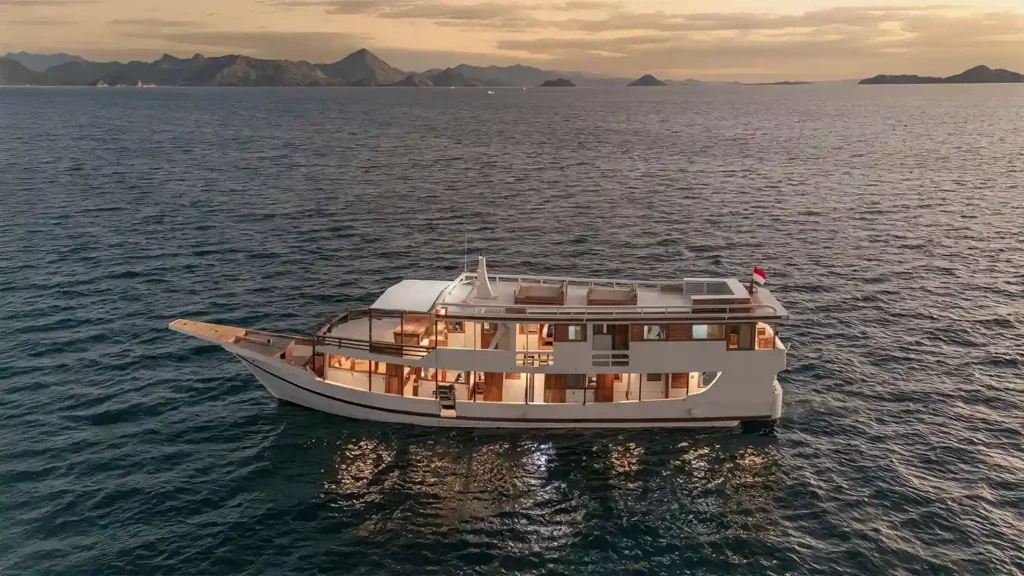 Ayvara phinisi sailing in Komodo