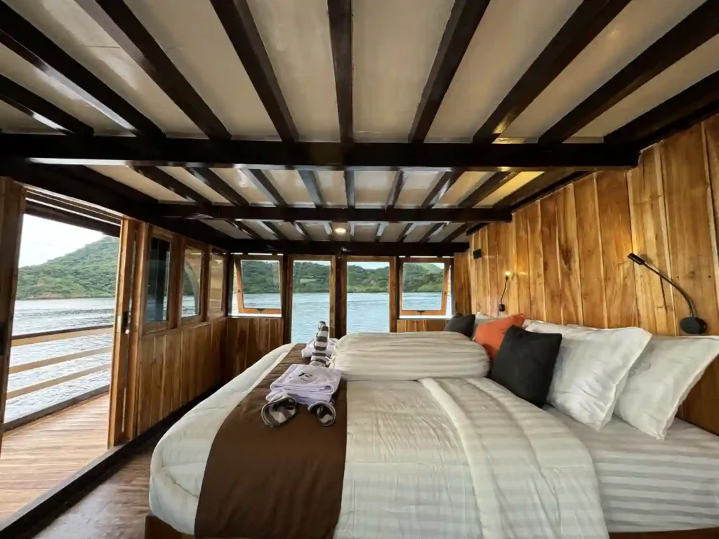 Master Cabin aboard Bajo Sunset 2 phinisi