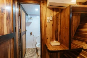Cabin 4 interior aboard Baraka phinisi