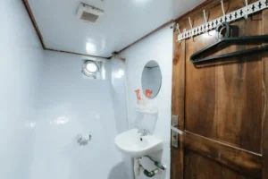 Cabin 4 interior aboard Baraka phinisi