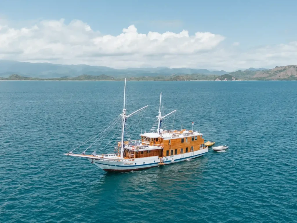 Baraka phinisi exterior in Komodo National Park