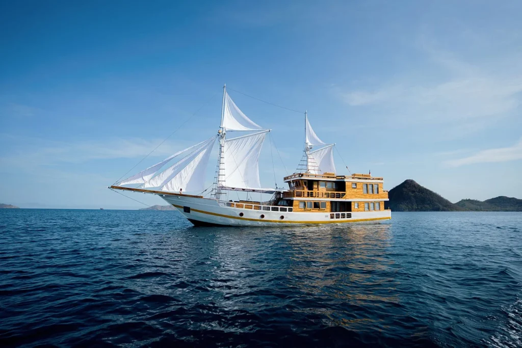Side profile of Barakati Cruise phinisi in Komodo waters