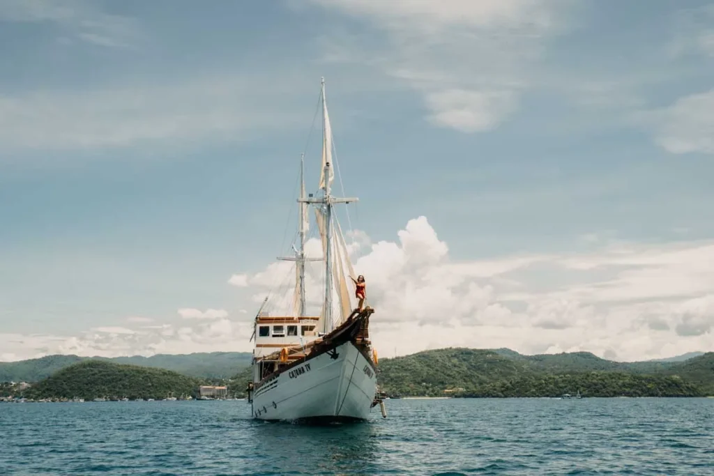 Bow view of Cajoma IV phinisi in Komodo