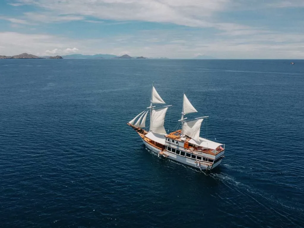 Cajoma IV phinisi cruising through open water