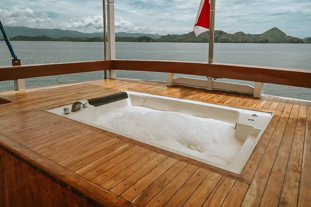 Upper-deck jacuzzi aboard Cajoma IV phinisi
