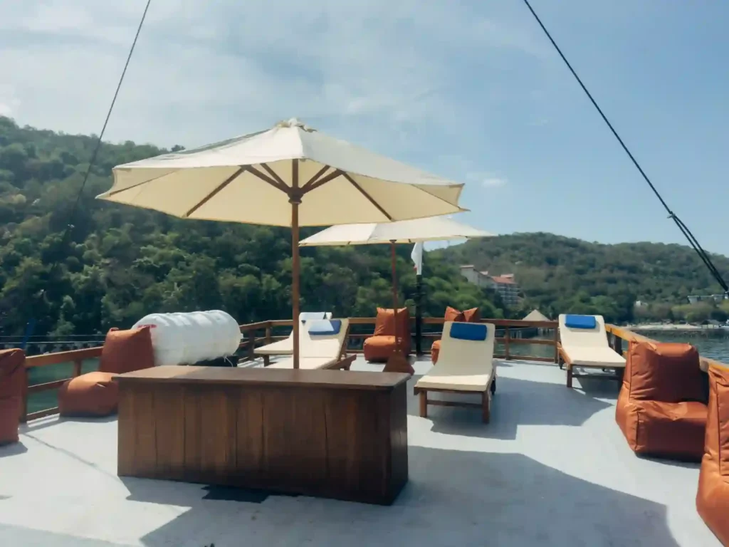 Jacuzzi on the deck of Carnaby 02, open to all guests