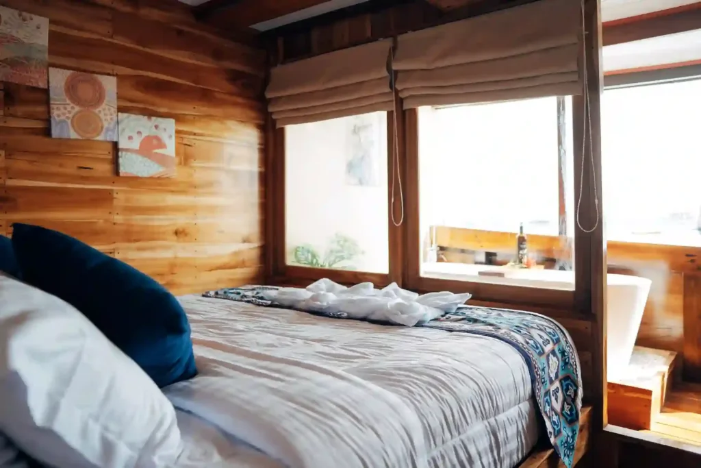 Takalar and Bantaeng grade cabin on Carnaby 02 with a double bed and ensuite