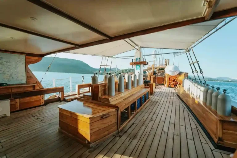 Guest cabin on Cordelia with air conditioning and ensuite bathroom