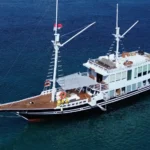 Derya phinisi exterior in Komodo National Park