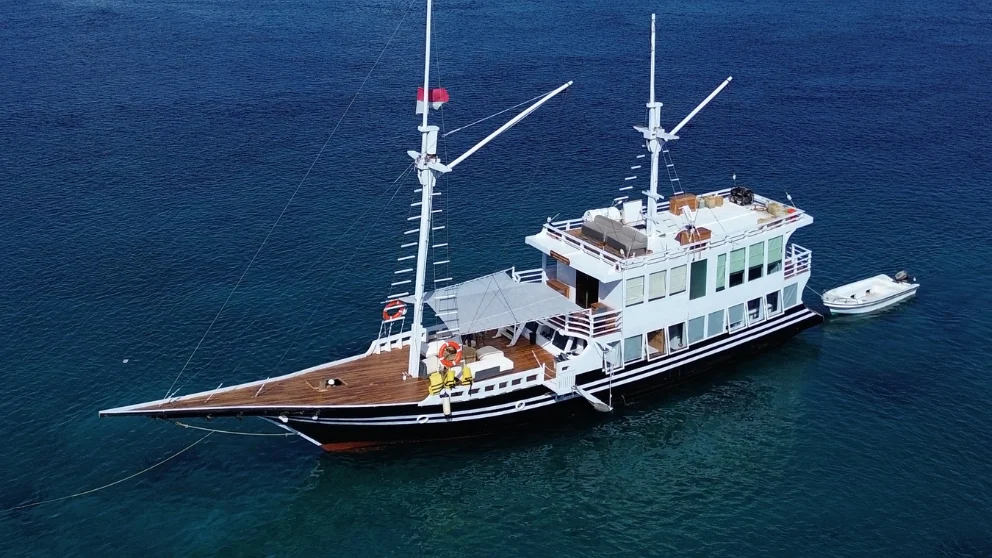 Derya phinisi exterior in Komodo National Park