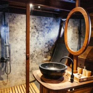 Private ensuite bathroom in Dewata guest cabin