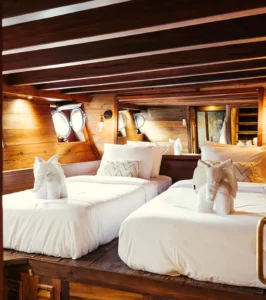 Dewata guest cabin in twin-bed configuration