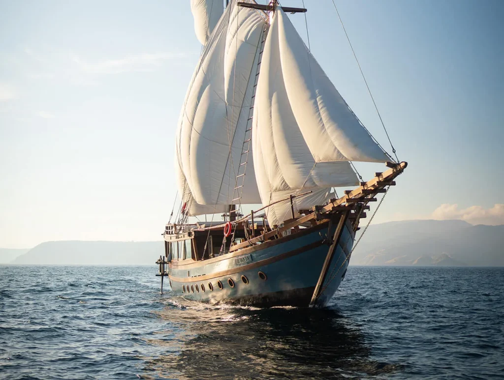 Dewata sailing through Komodo waters