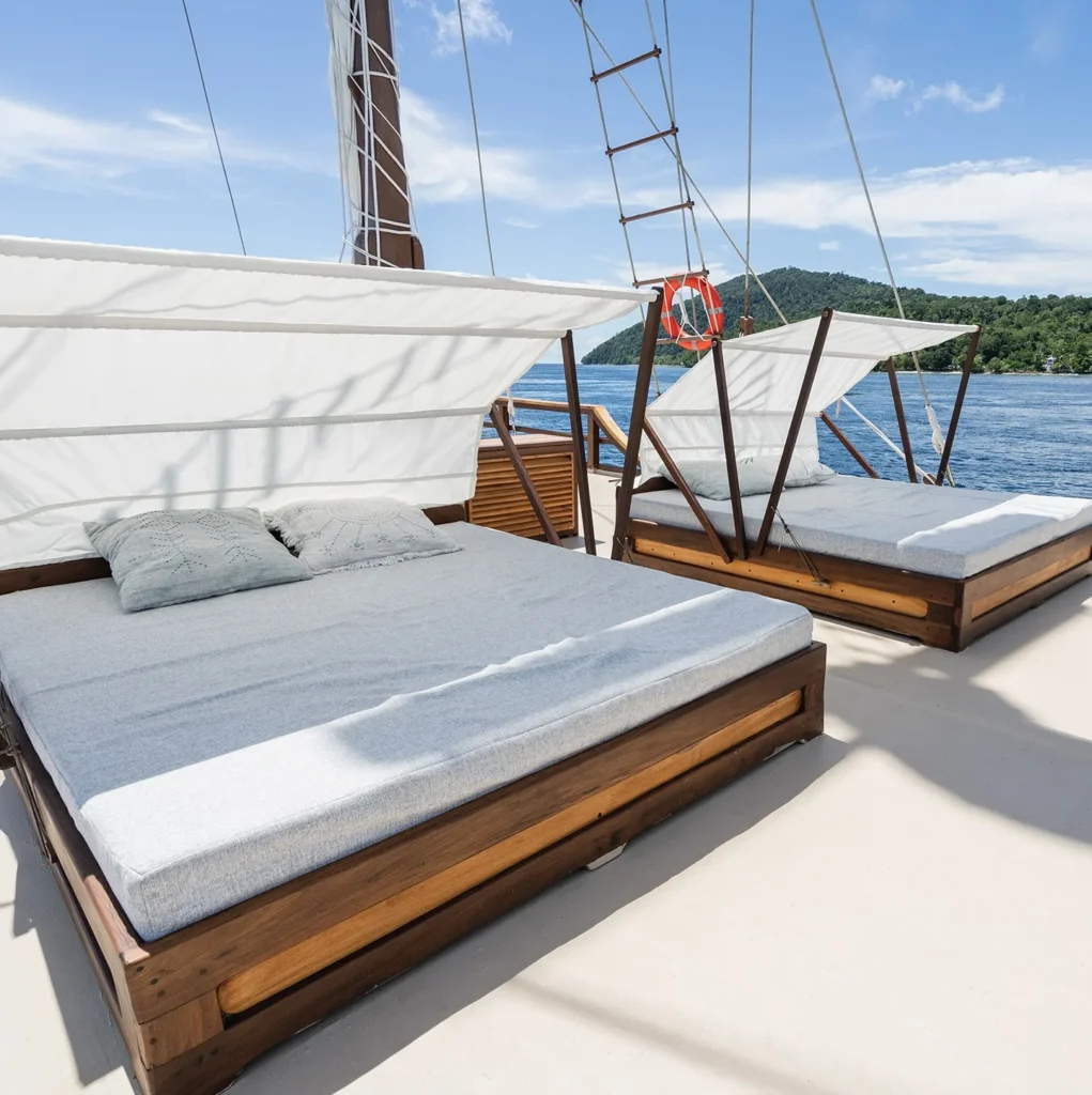 Upper deck sundeck with 360-degree views aboard Dewata