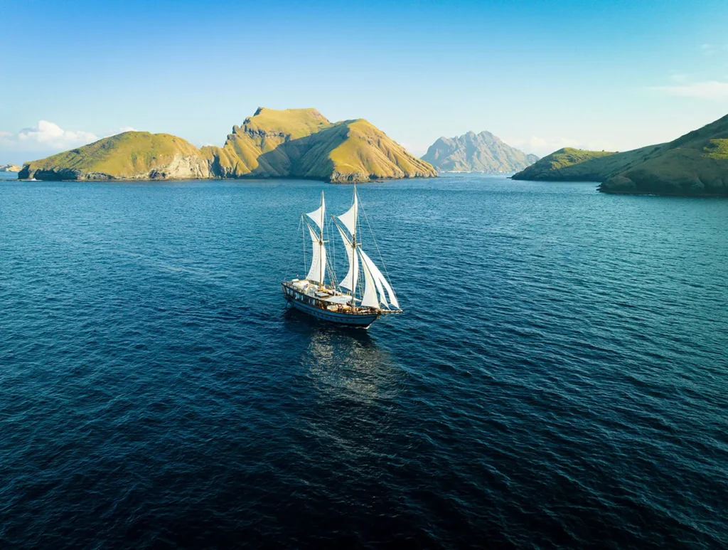 Profile view of Dewata phinisi yacht