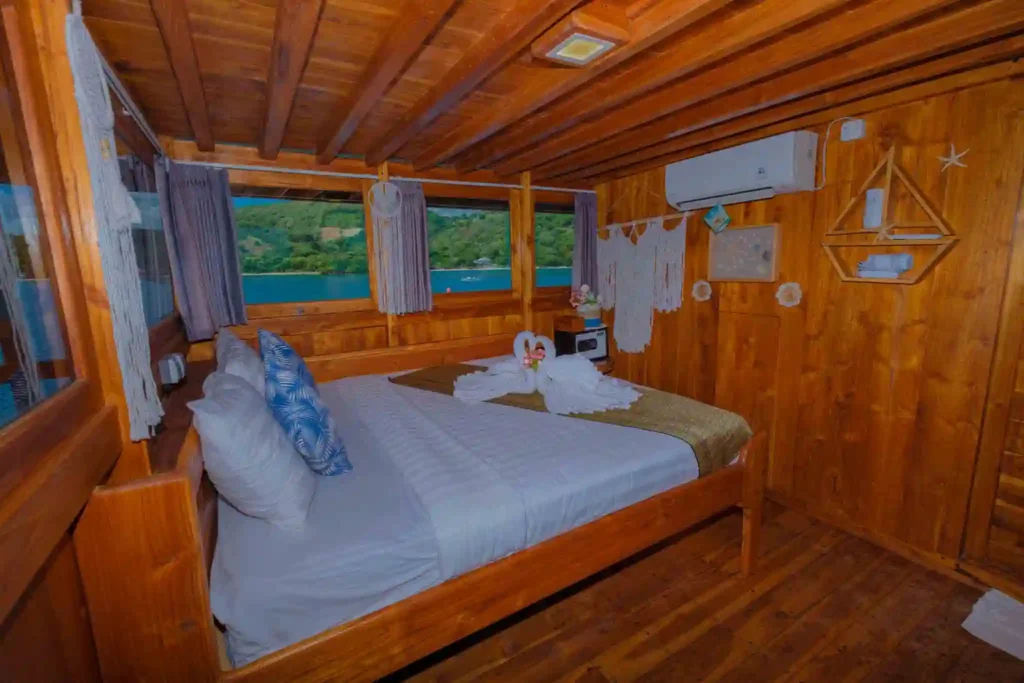 Master Cabin aboard Dream Ocean phinisi
