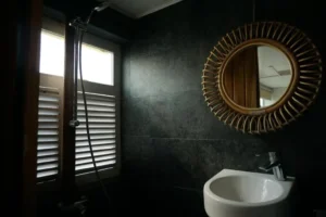 Ensuite bathroom in a Deluxe Ocean View cabin aboard Dua Liveaboard