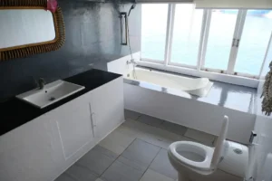 Ensuite bathroom with bathtub in the Master Ocean View cabin aboard Dua Liveaboard