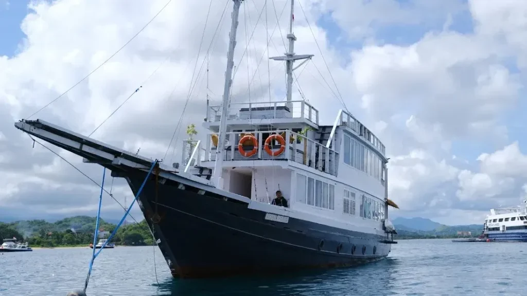 Dua Liveaboard phinisi exterior in Komodo waters