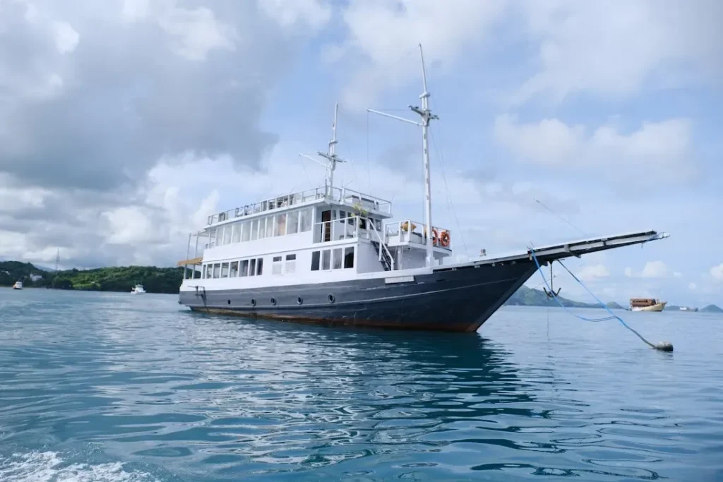 Dua Liveaboard sailing through Komodo National Park