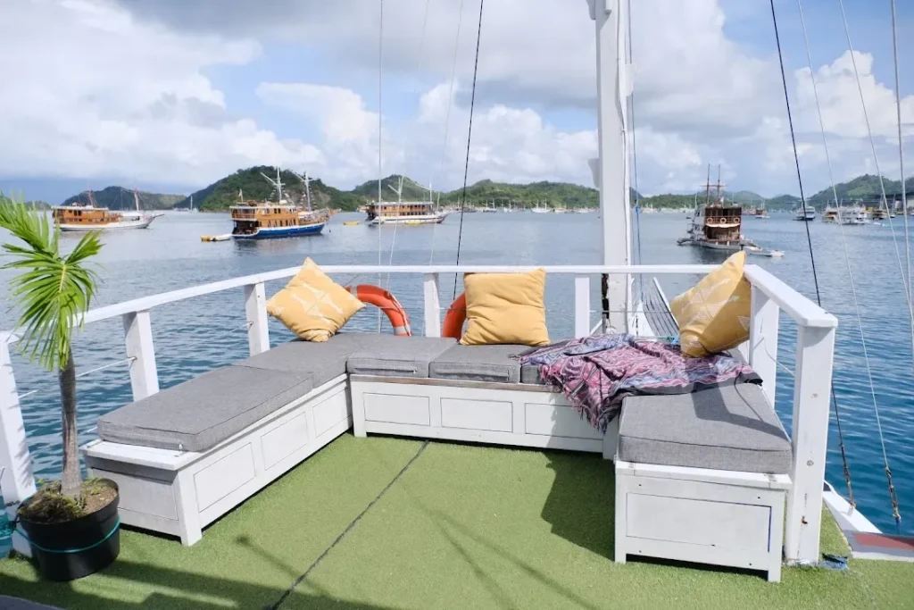 Shaded outdoor lounge aboard Dua Liveaboard