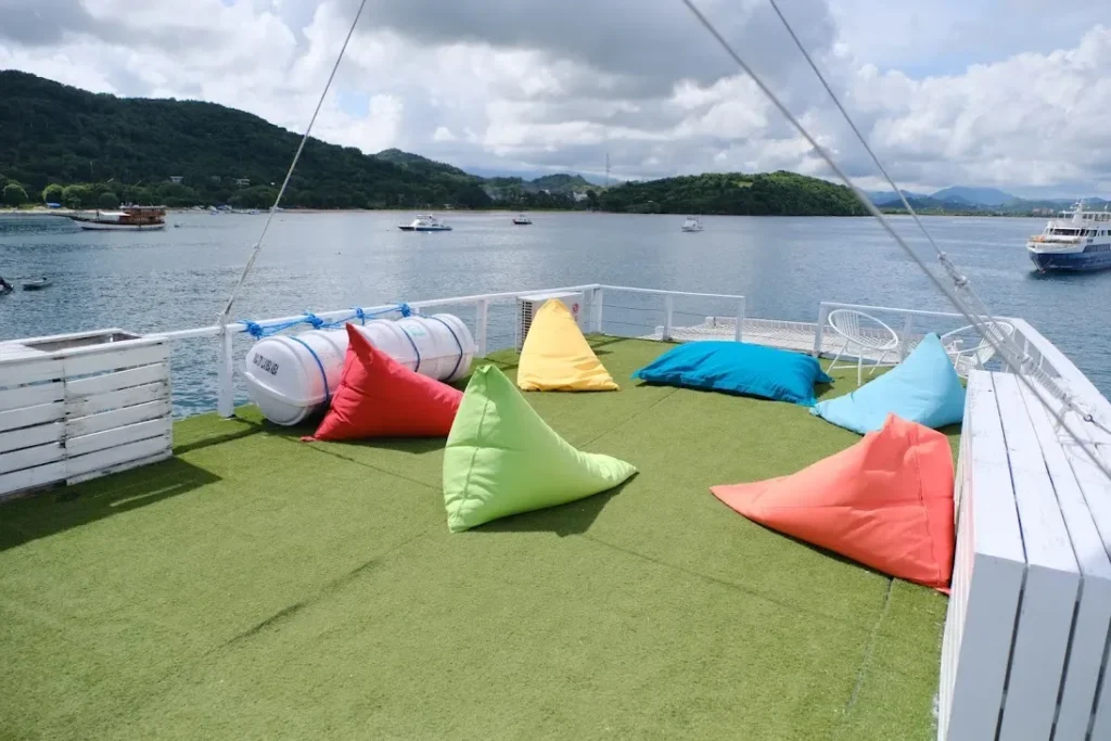 Open-air relaxation deck aboard Dua Liveaboard