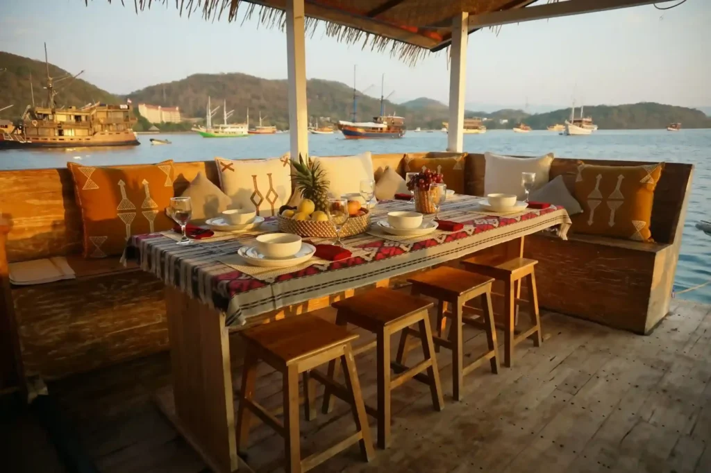Outdoor dining area aboard Dua Liveaboard