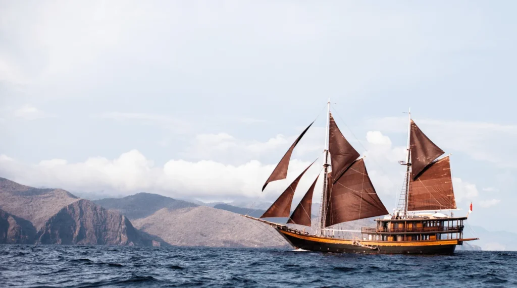 Dunia Baru superyacht phinisi at sea