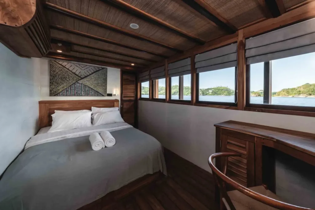 Rote and Selayar grade main-deck cabin on Elbark Cruise with a queen bed and ensuite