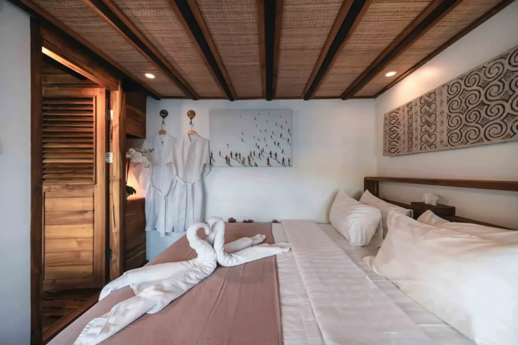 Weh cabin on the upper deck of Elbark Cruise with a queen bed and bathtub ensuite