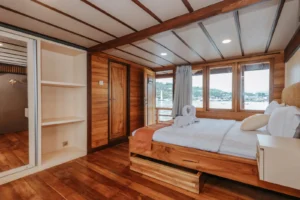 Panoramic Ocean Cabin aboard Elrora Liveaboard