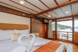 Interior of the Panoramic Ocean Cabin aboard Elrora Liveaboard
