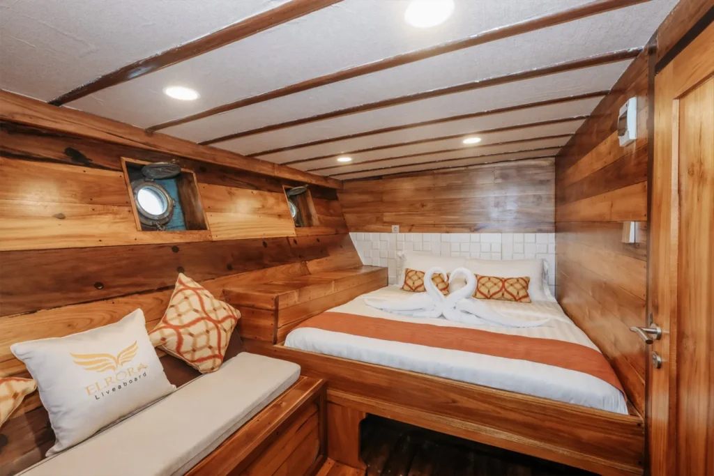 Superior Cabin aboard Elrora Liveaboard with queen bed