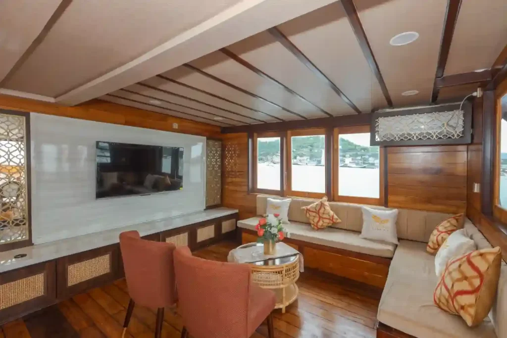 Air-conditioned indoor dining room on Elrora