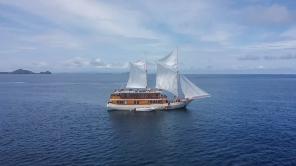 Elrora under way at seven to ten knots in Komodo National Park