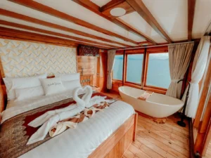 Arjuna master cabin aboard Gandiva Phinisi