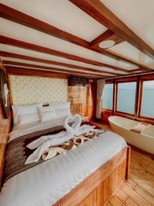 Interior of the Arjuna master cabin aboard Gandiva Phinisi