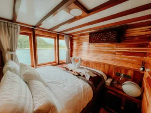 Sea-view window in the Nakula and Sadewa cabin aboard Gandiva Phinisi