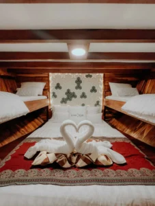 Bed layout in the Yudhistira family room aboard Gandiva Phinisi
