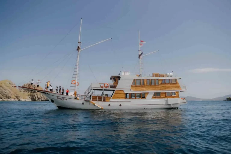 Side profile of Gandiva showing the 28.5-metre hull