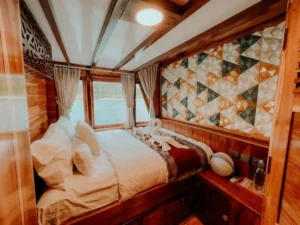 Lower-deck double cabin on Gandiva with air conditioning and hot water ensuite