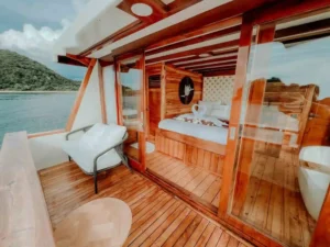 Bathtub in the Gandiva master cabin, the only one on board