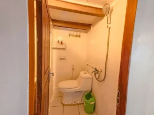 Private bathroom in a Deluxe cabin aboard Hatira Hela