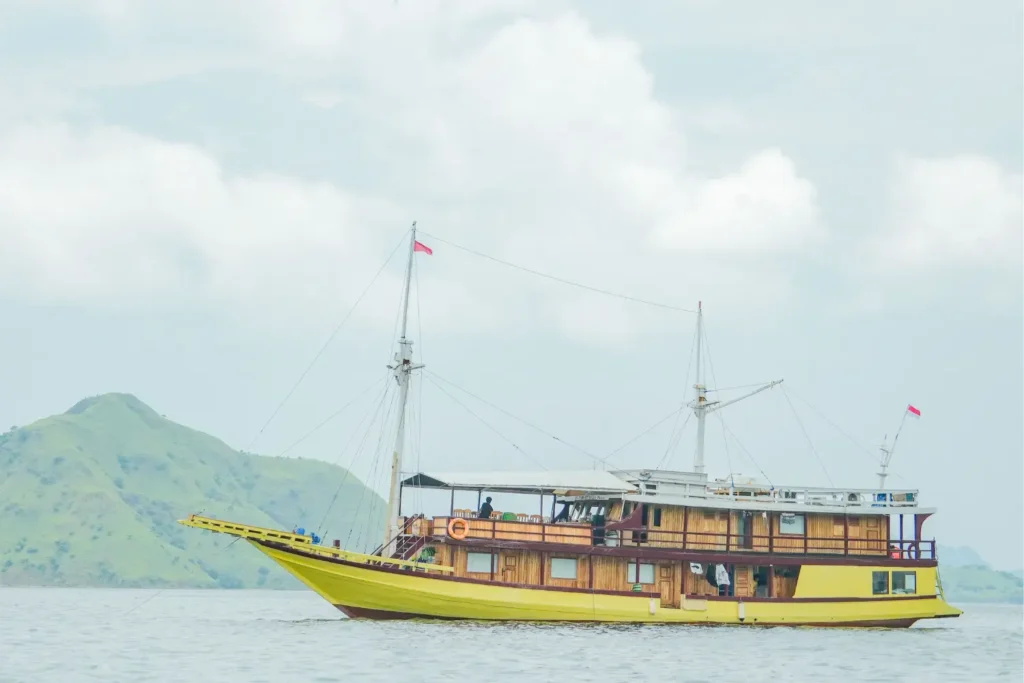 Hatira Hela phinisi exterior in Komodo National Park