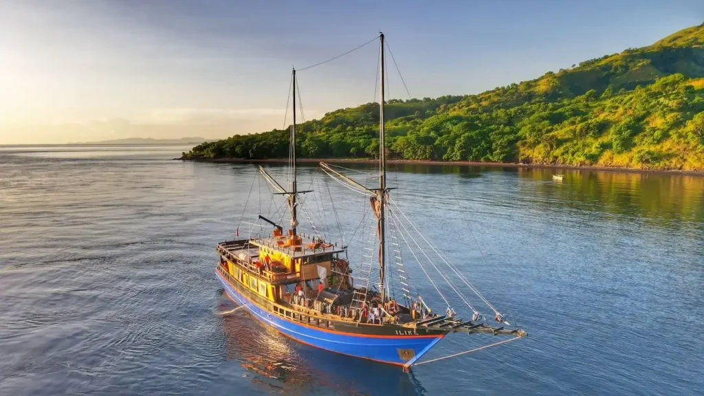 Iliké liveaboard anchored near a green island