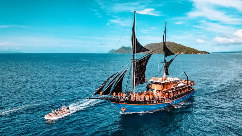 Iliké liveaboard underway with a dive tender